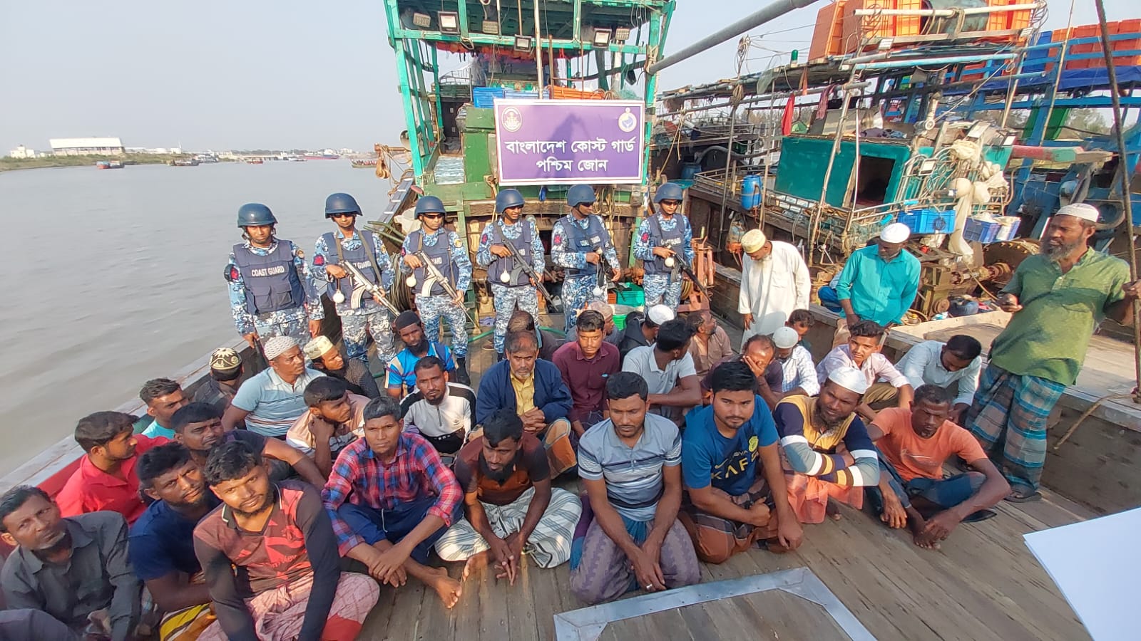 বঙ্গোপসাগরে ৩ অবৈধ ট্রলিং বোটসহ ৩৭ জেলে আটক