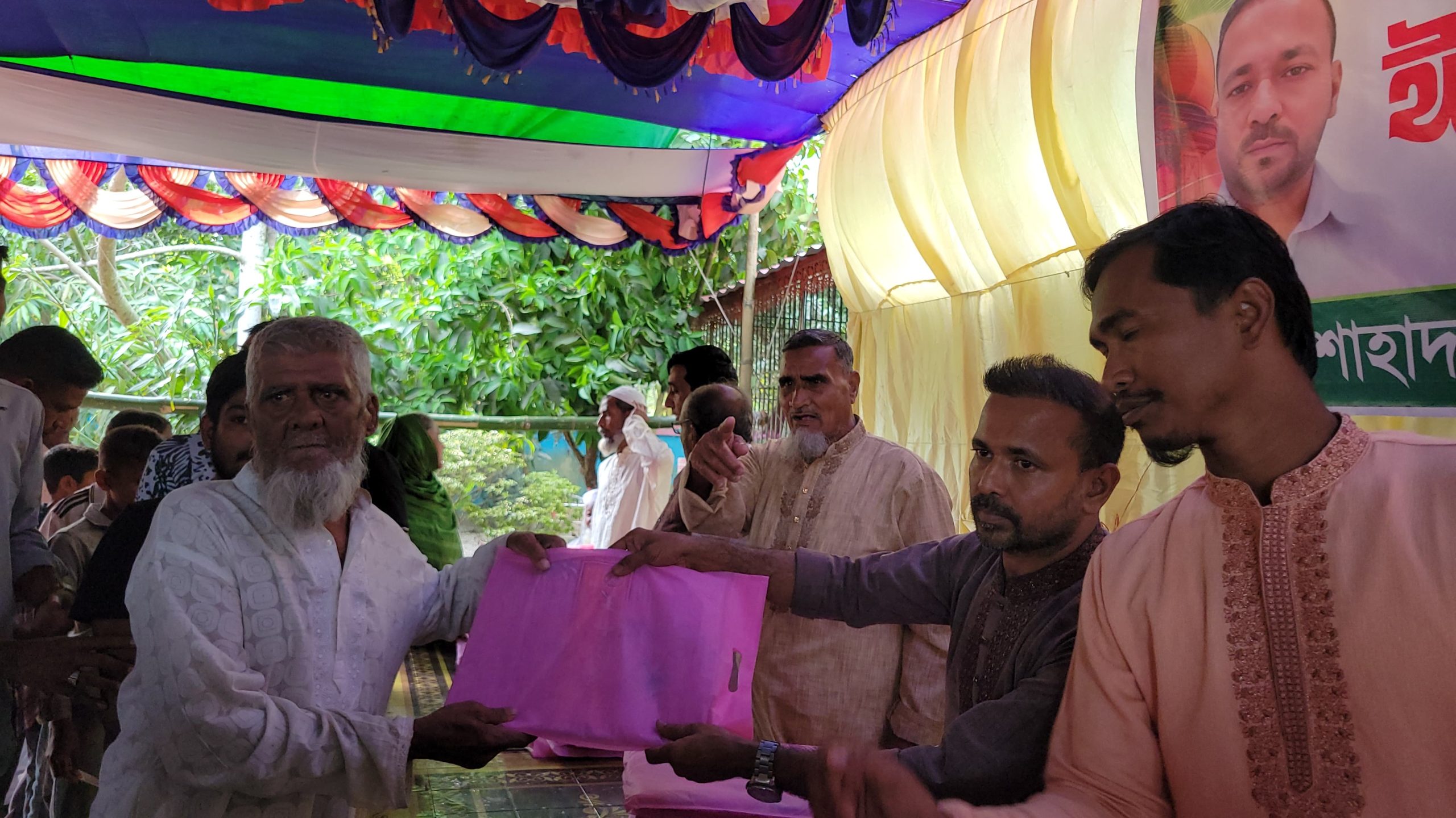 মিরসরাইয়ে যুবদল নেতা শাহাদাতের উদ্যােগে ঈদ উপহার বিতরণ