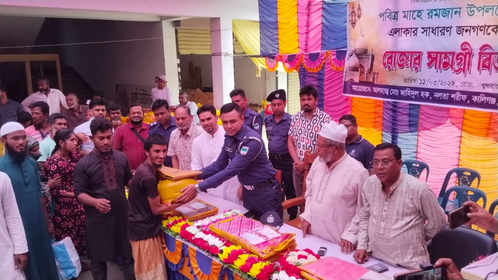 কালীগঞ্জের নলতায় পবিত্র মাহে রমজান উপলক্ষে ৫ শত ব্যক্তিদের রোজার সামগ্রী বিতরণ করেন আলহাজ্ব জাহিদুল হক