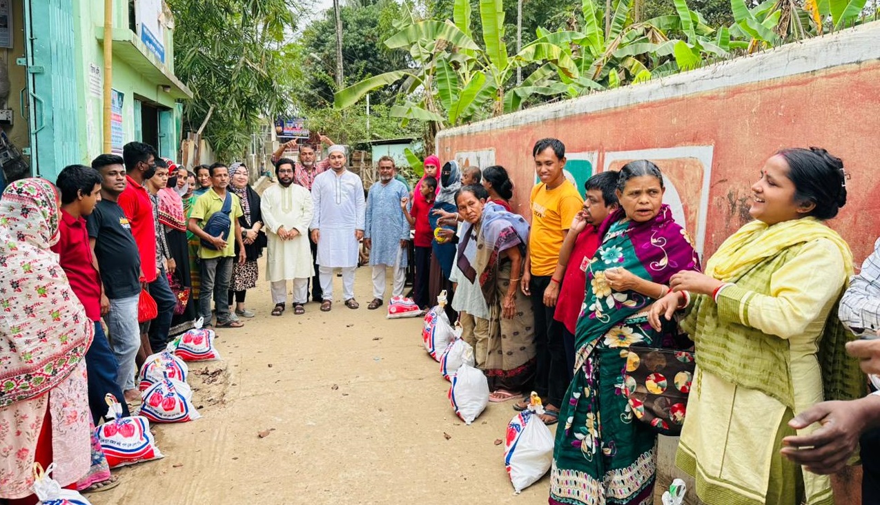 বধির শিক্ষার্থীদের মাঝে ইফতার ও ঈদ উপহার বিতরণ