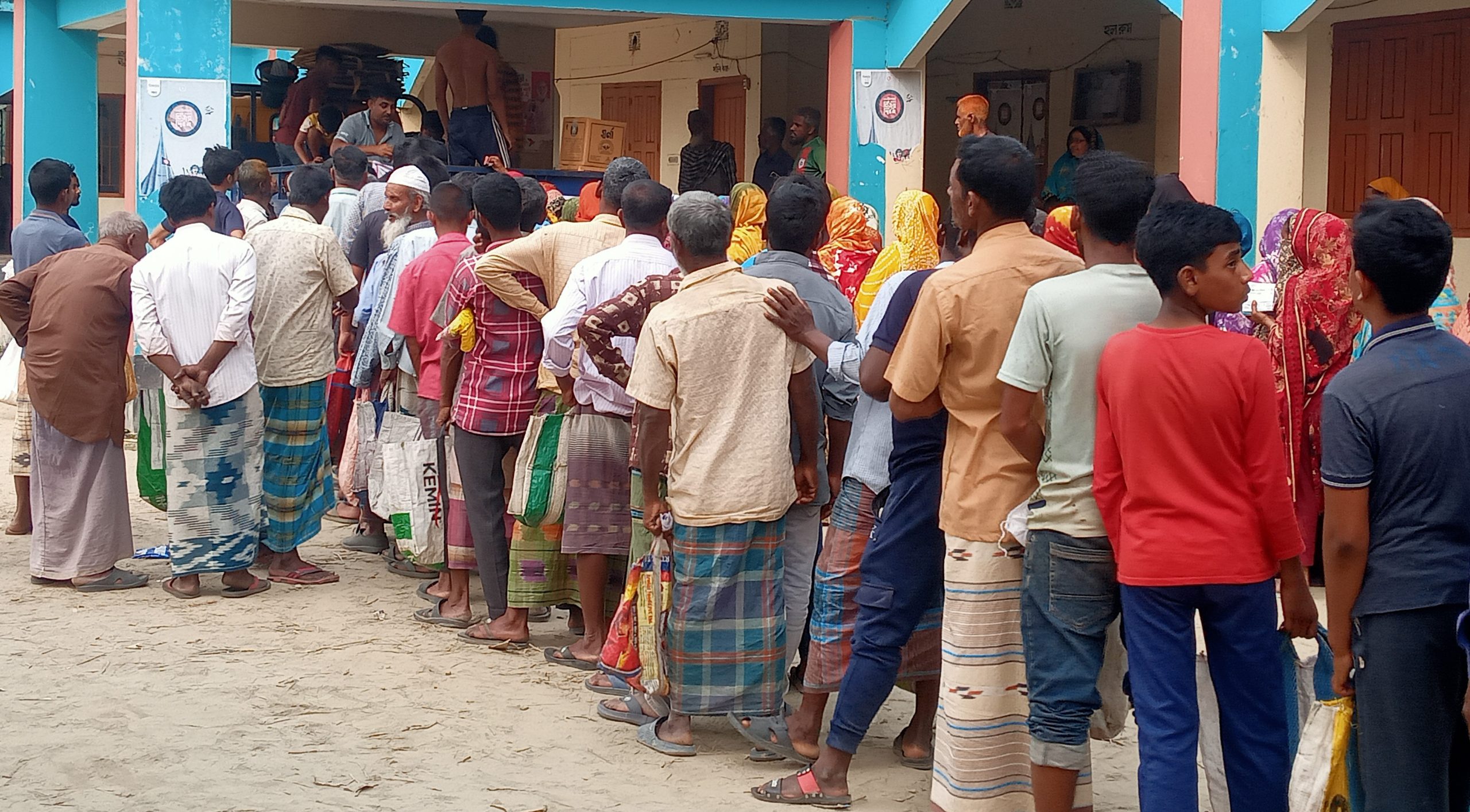 আত্রাইয়ে ভ্রাম্যমাণ টিসিবির পণ্য বিক্রি, ৪০০ পরিবার পেলো স্বল্পমূল্যে নিত্যপ্রয়োজনীয় পণ্য