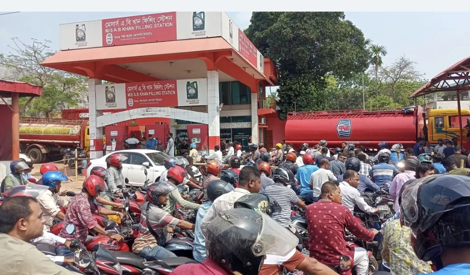সাতক্ষীরায় এবার তেল নিতে লাগবে ডিসির স্বাক্ষরযুক্ত ‘সিল ও ফুয়েল কার্ড