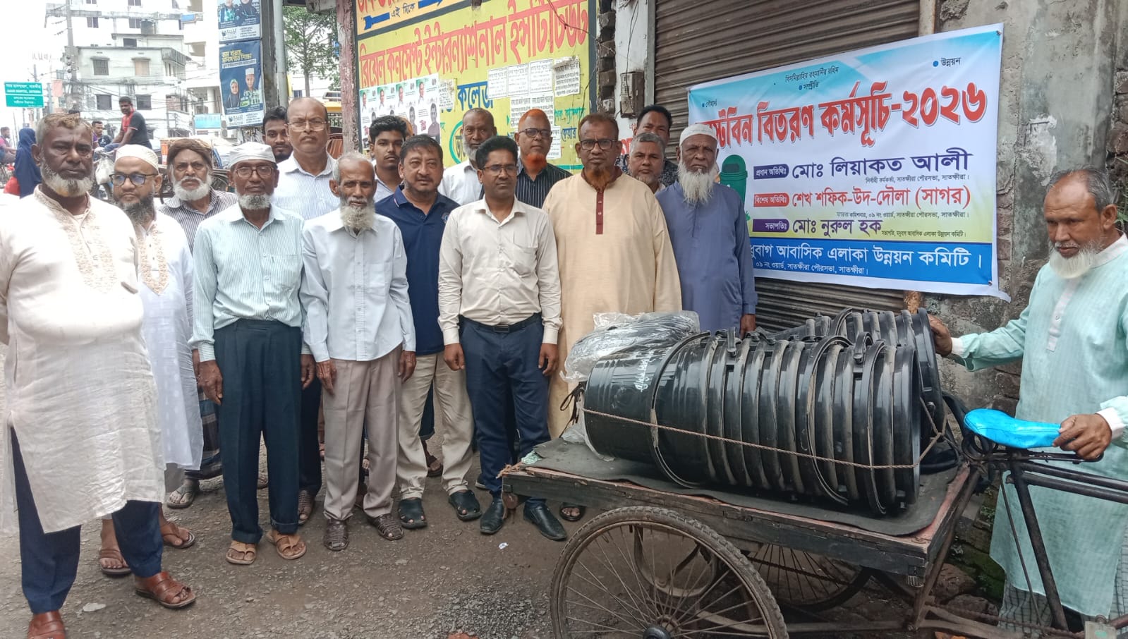 সাতক্ষীরায় মধুবাগ আবাসিক এলাকা উন্নয়ন কমিটির উদ্যোগে ডাস্টবিন বিতরণ