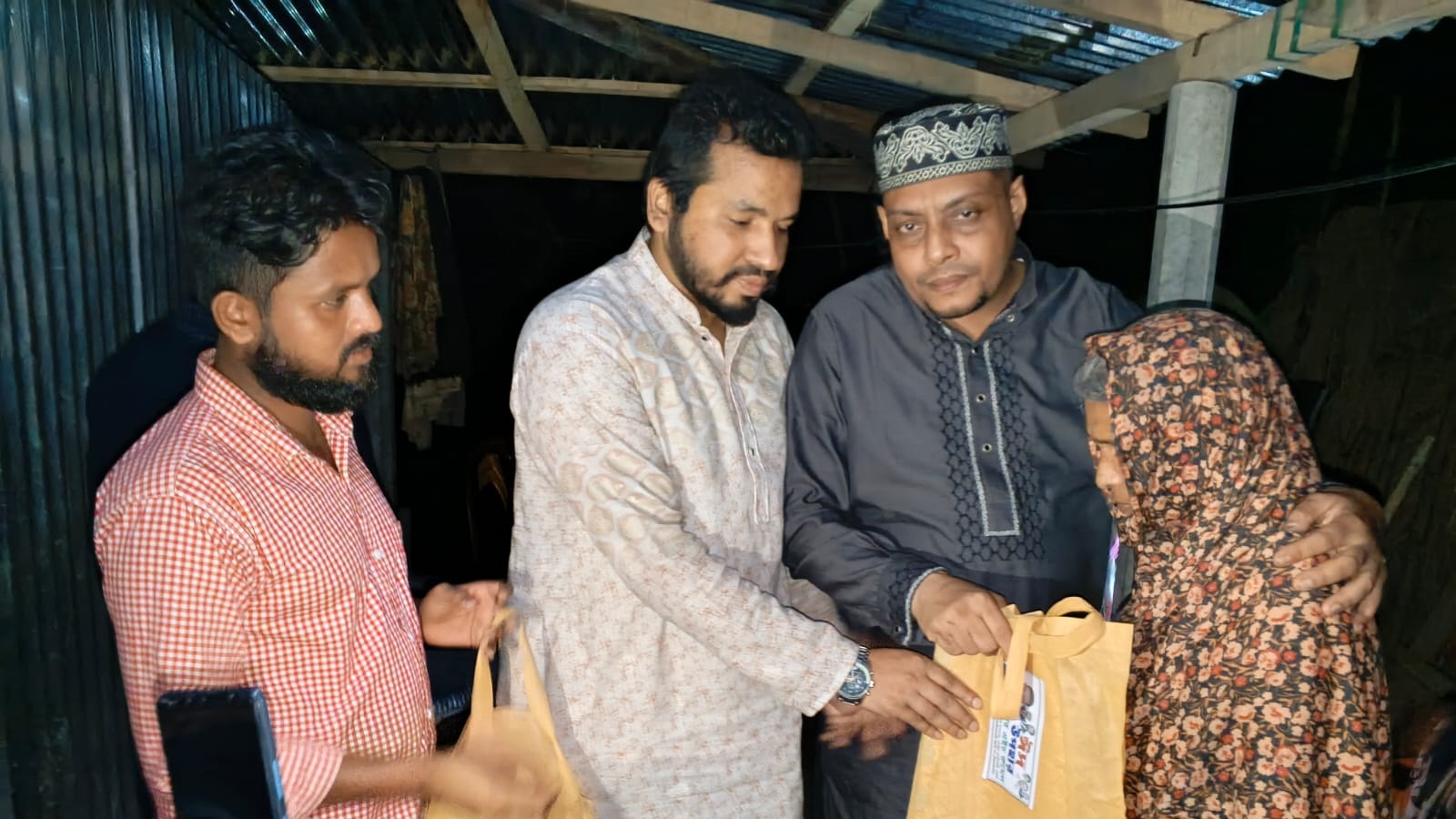 ফুলপুরে ঈদ উপহার সামগ্রী বিতরণ করলেন বাংলাদেশ জাতীয়তাবাদী বিপ্লবী দলের কেন্দ্রীয় সাংগঠনিক সম্পাদক আর এইচ রুমেল