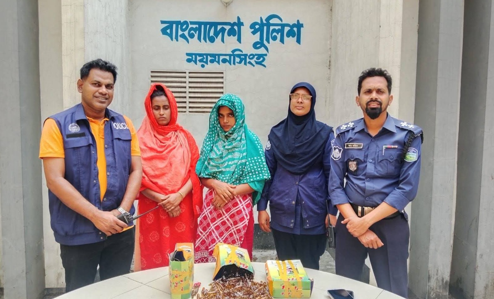 ময়মনসিংহের ভাটিকাশড়ে পুলিশের বিশেষ অভিযানে ১,০০০ পিস পেথেডিনসহ দুই নারী মাদক সম্রাজ্ঞী গ্রেফতার