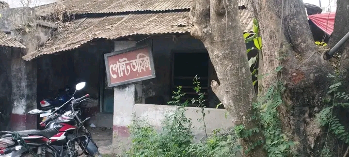 আত্রাইয়ের বান্দাইখাড়া পোস্ট অফিসে চরম দুরবস্থা, স্থায়ী ভবনের দাবিতে এলাকাবাসী