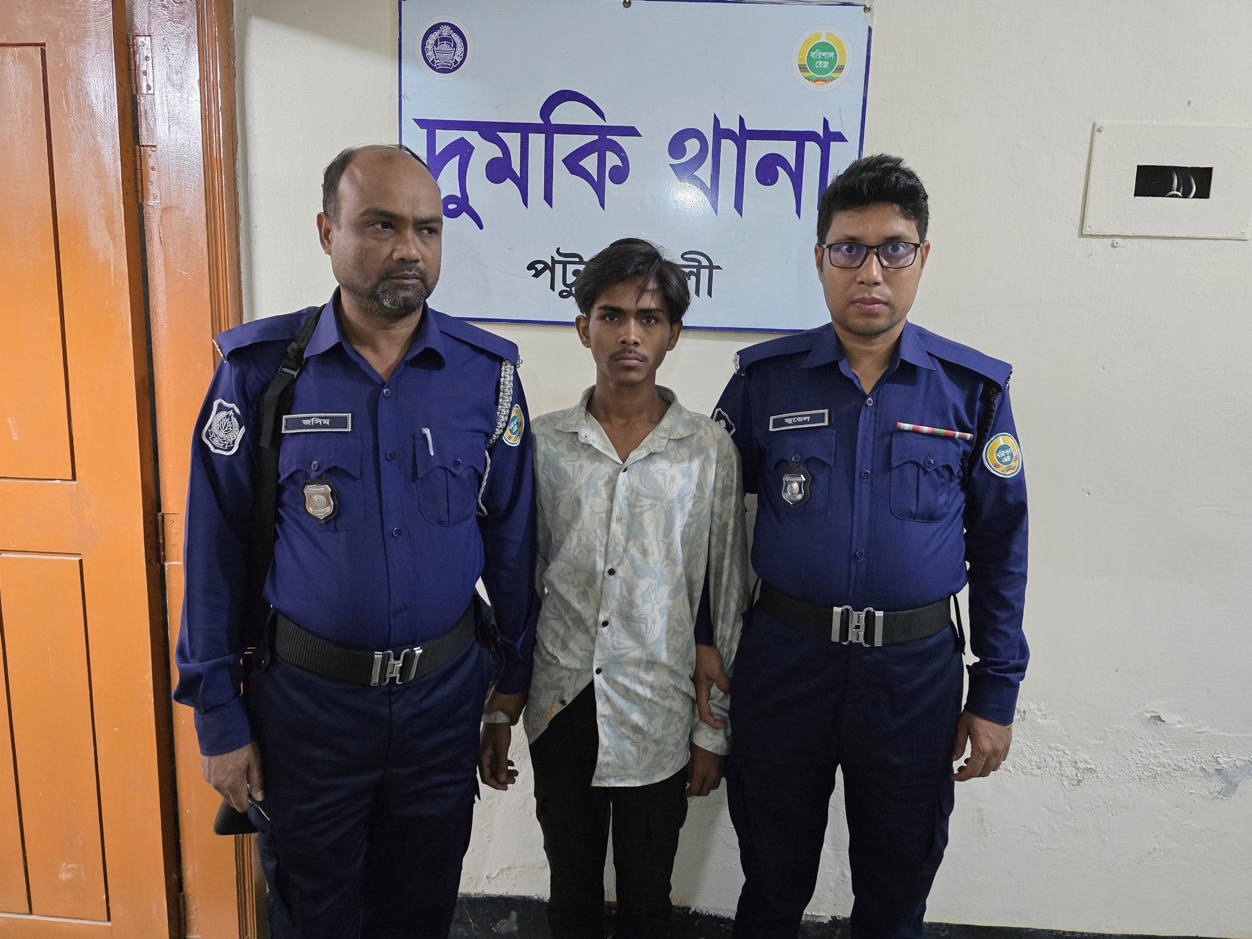 ঘরে ঢুকে কিশোরীর গলায় ছুরি ধরে চুরির চেষ্টা, কিশোর আটক
