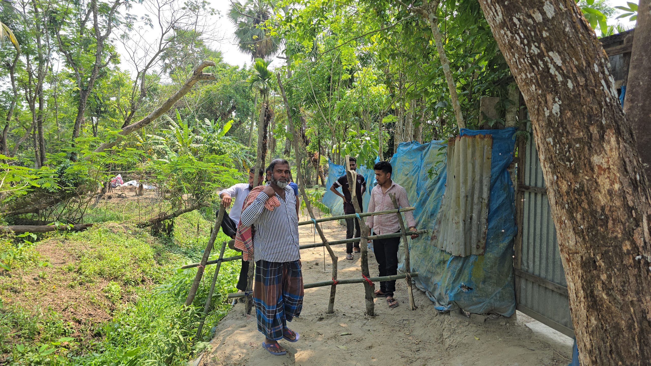 প্রভাবশালীর দখলদারিত্ব: দুমকিতে রাস্তা বন্ধ করে ১০ পরিবারকে অবরুদ্ধ