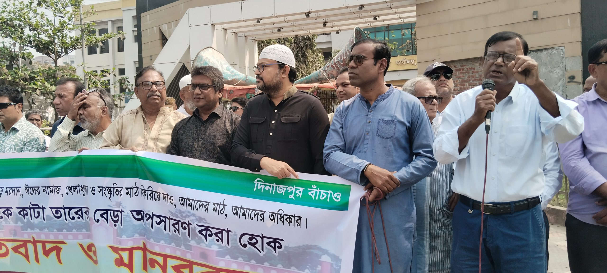 দিনাজপুরে ঐতিহাসিক বড় ময়দানে কাঁটাতার অপসারণের দাবিতে মানববন্ধন