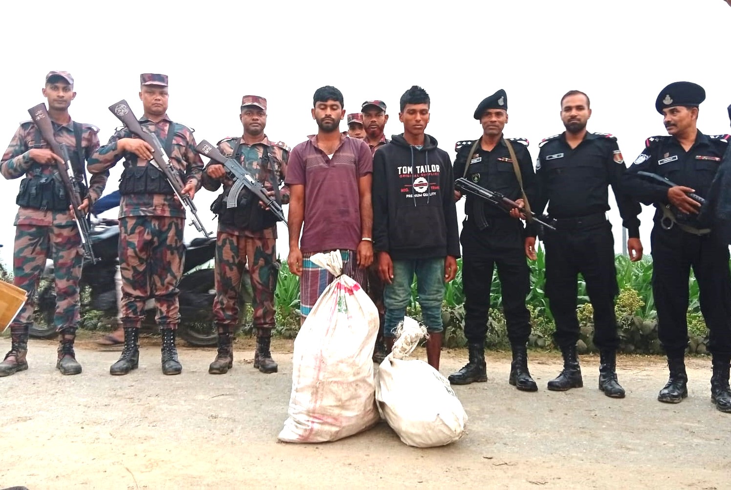 দিনাজপুরের বিরল সীমান্তে বিজিবি-র‌্যাবের যৌথ অভিযান