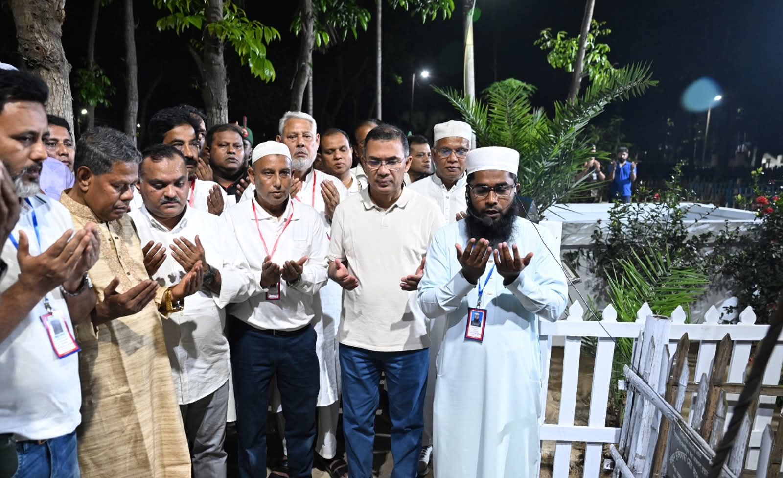নানা-নানিসহ স্বজনদের কবর জিয়ারত করলেন প্রধানমন্ত্রী