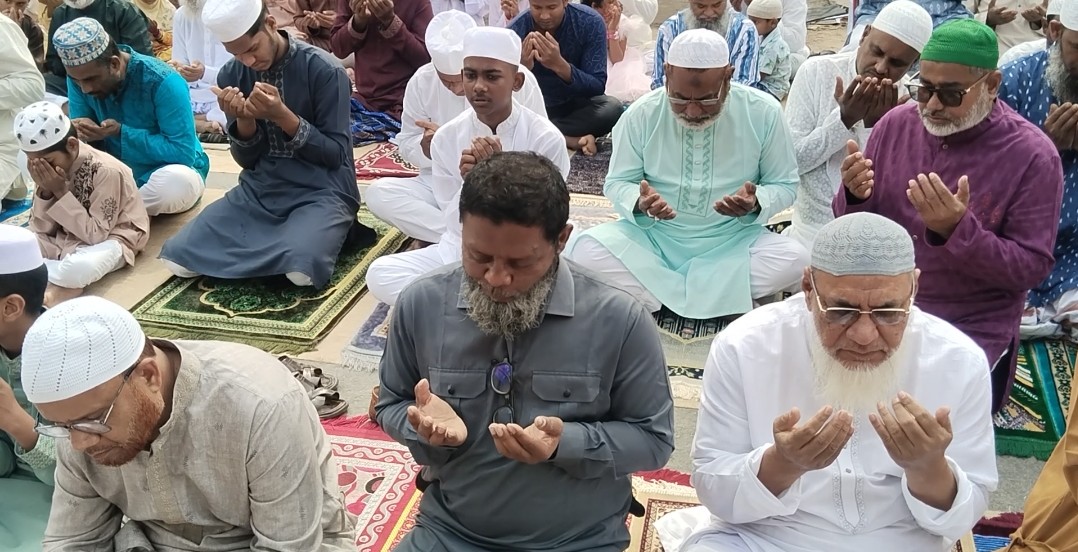 ঈদগাহ ভিজে যাওয়ায় মুসল্লিদের সড়কে নামাজ আদায়