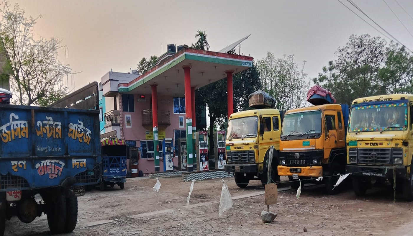 দিনাজপুরে তৈলের পাম্প বন্ধ, খোলাবাজারে তেলের দাম ২০০ টাকা