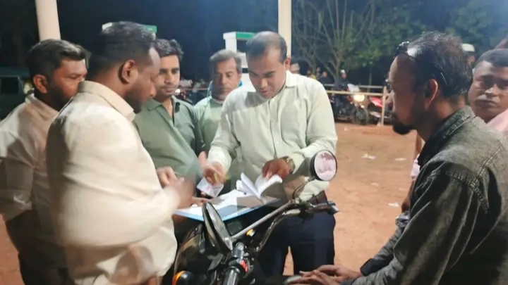 রাণীনগরে তেলের কৃত্রিম সংকট সৃষ্টির চেষ্টা, ফিলিং স্টেশনে ইউএনও’র ঝটিকা অভিযান ও জরিমানা