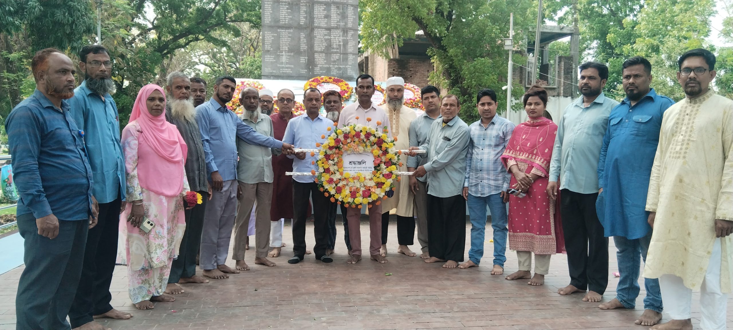 মহান স্বাধীনতা ও জাতীয় দিবসে দিনাজপুরে চতুর্থ শ্রেণী সরকারি কর্মচারী সমিতির শ্রদ্ধা নিবেদন
