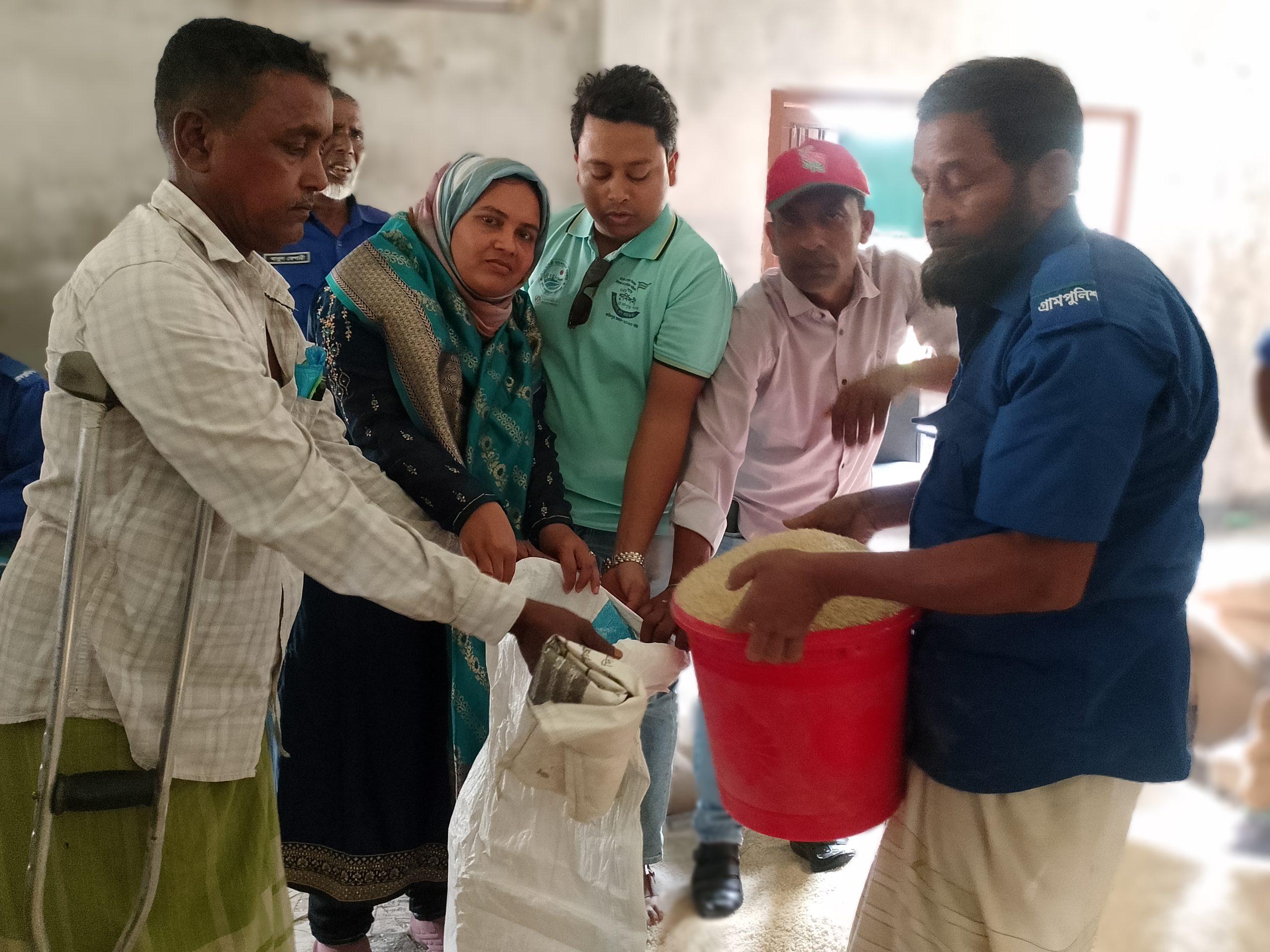 জাজিরা ইউনিয়নে জেলেদের মাঝে ৪০ কেজি করে চাউল বিতরণ