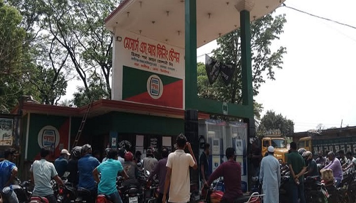 কালীগঞ্জে ১১ টি পাম্পে নেই তেল খোলা বাজারে ৩৫০ টাকায় বিক্রি হচ্ছে