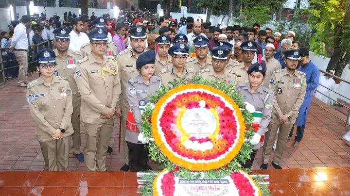মহান স্বাধীনতা ও জাতীয় দিবসে বীর শহীদদের প্রতি বরিশাল মেট্রোপলিটন পুলিশের শ্রদ্ধা