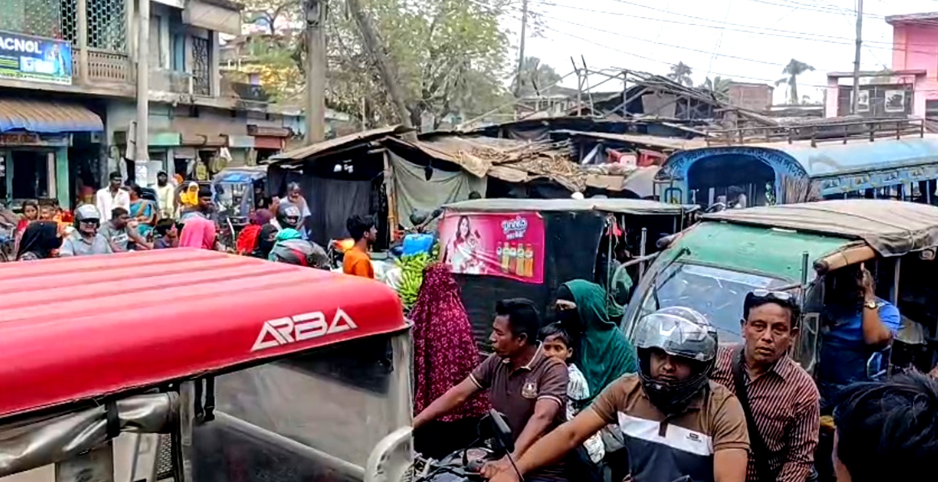 কালীগঞ্জ শহরে যানজটের নেপথ্যে আটা চাঁদনী, অপসারণের দাবি স্থানীয় ব্যবসায়ীদের