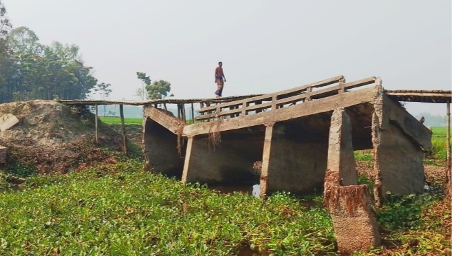 কুড়িগ্রামে যে ব্রীজে নজর নেই প্রশাসনের, ভোগান্তিতে এলাকার কয়েক হাজার মানুষ