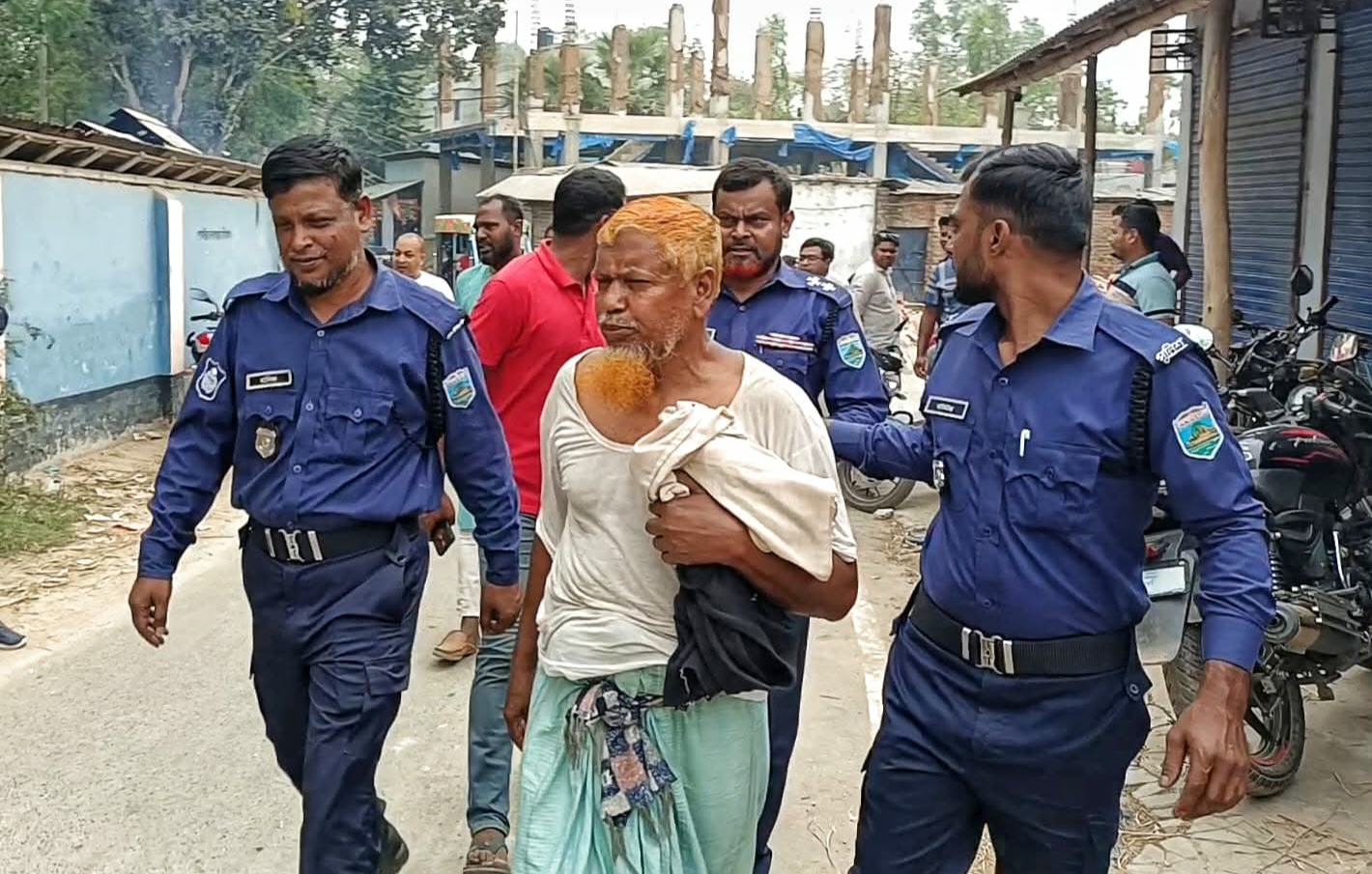 মান্দায় পুলিশের সহায়তায় বসতবাড়িতে হামলা, ভাঙচুর ও লুটপাটের অভিযোগ