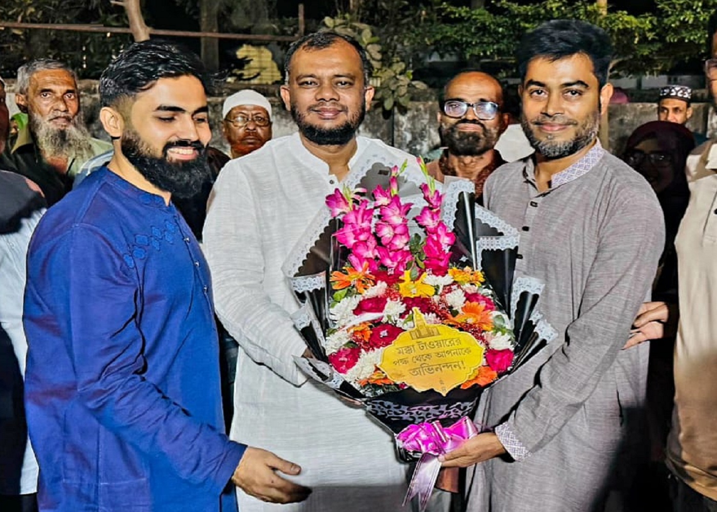 প্রশাসক জনাব ইউসুফ মোল্লা টিপু কে মক্কা টাওয়ারের চেয়ারম্যান এর পক্ষ থেকে শুভেচ্ছা বিনিময়