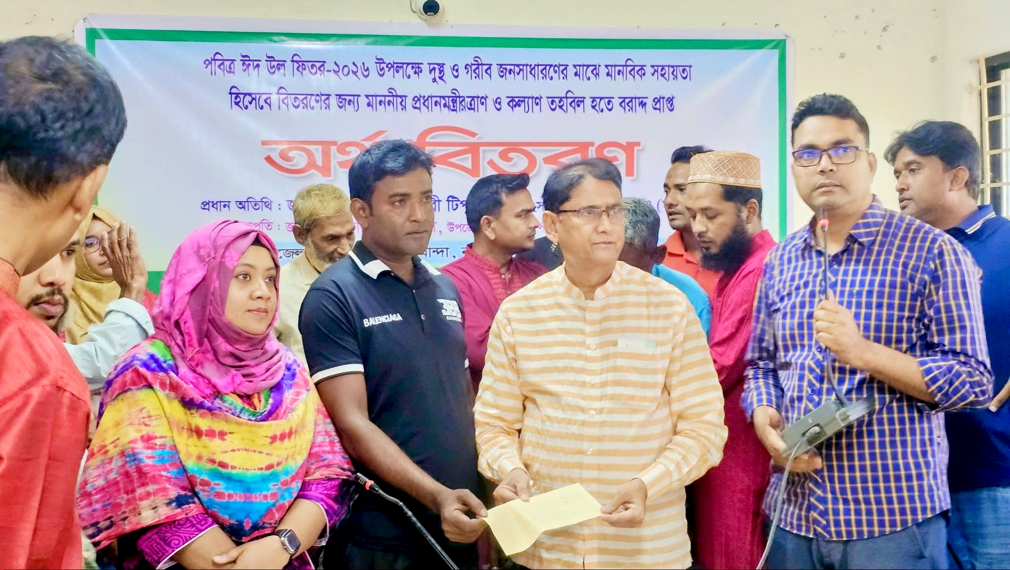 মান্দায় দুস্থ ও গরিব জনসাধারণের মাঝে এমপি’র সহায়তা প্রদান