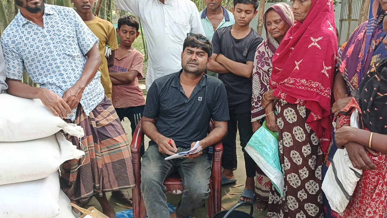 খুশির ঈদ হোক সবার: ৯ নং ওয়ার্ডে মেম্বার পদে দোয়া প্রার্থী সাফিয়ার রহমানের চাল বিতরণ
