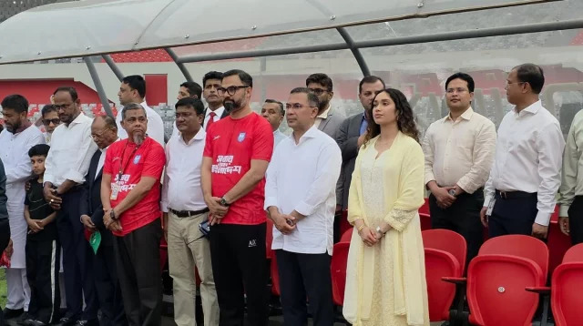 প্রীতি ফুটবল ম্যাচ দেখতে কন্যা জাইমাকে নিয়ে স্টেডিয়ামে প্রধানমন্ত্রী