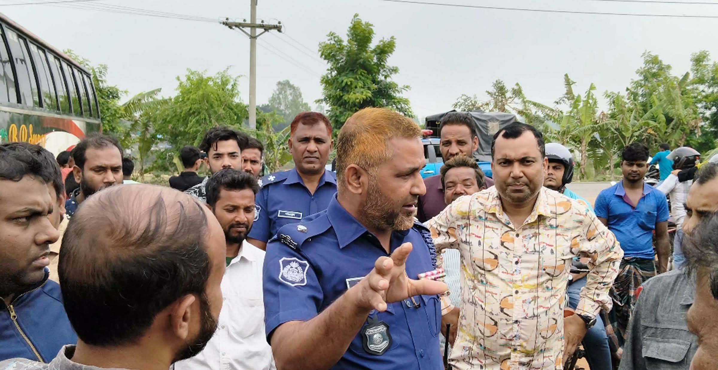 মান্দায় তেলকান্ডে মহাসড়ক অবরোধ, বাইকারদের তোপের মুখে সটকে পড়লেন ওসি