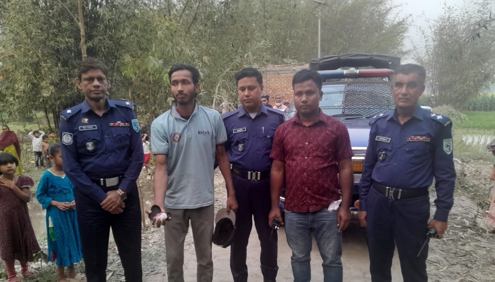দিনাজপুরের খানসামায় মাদকবিরোধী অভিযান চালিয়ে গাঁজা সেবনের সময় এক যুবককে আটক