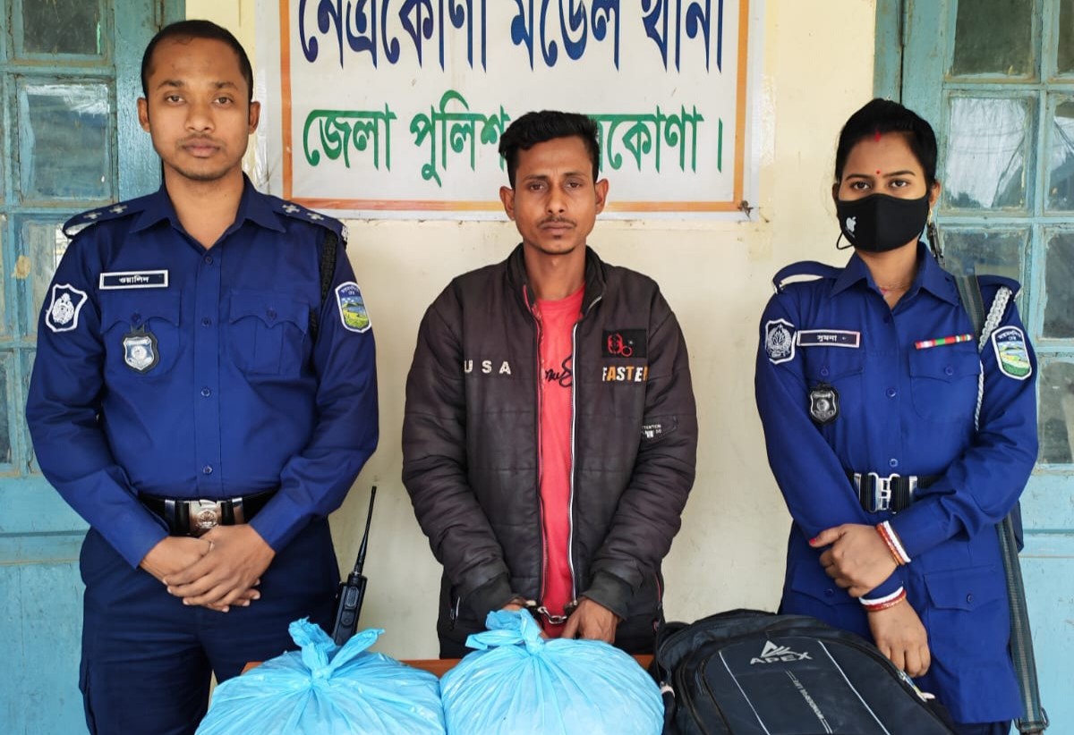 নেত্রকোণা শহরে গাঁজাসহ এক যুবককে আটক করেছে পুলিশ