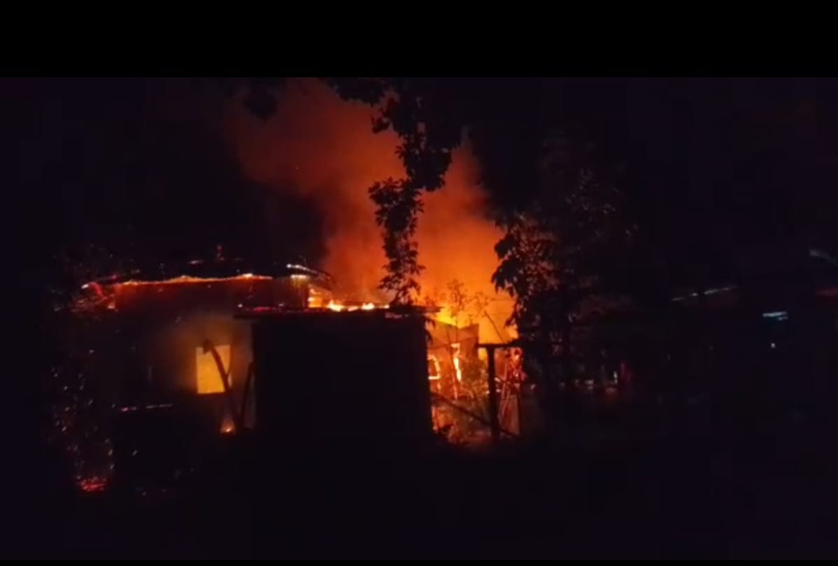 আগুনে পুড়ে নিঃস্ব, পরিবারের কারোর পরনের কাপড় ছাড়া কিছুই নাই, মাথা গোজার নেই ঠায়, আকাশের নিচেই বসবাস