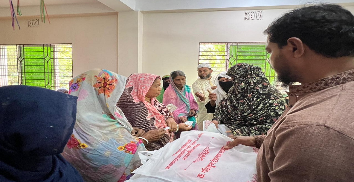 বাউফলে প্রধানমন্ত্রীর পক্ষে ৭০০ জনকে শাড়ি উপহার দিলেন ড. মাসুদ এমপি