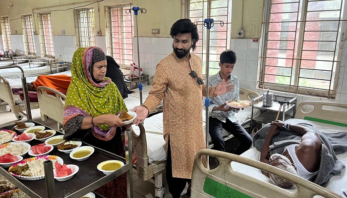 নওগাঁ’র রাণীনগর উপজেলা স্বাস্থ্য কমপ্লেক্সে রোগীদের মাঝে উন্নত মানের ঈদের খাবার পরিবেশন