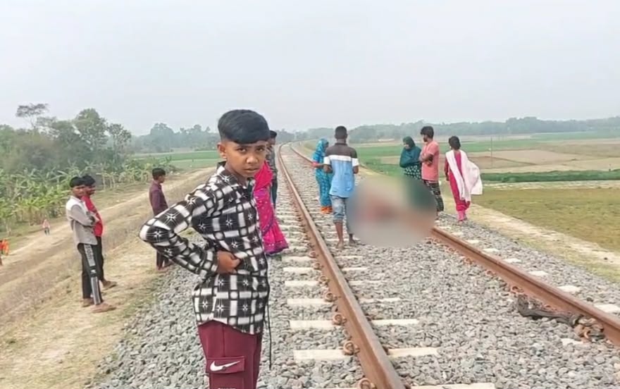 লোহাগড়ায় ছাগলকে বাঁচাতে গিয়ে ট্রেনে কাটা পড়ে এক ব্যক্তির মৃত্যু