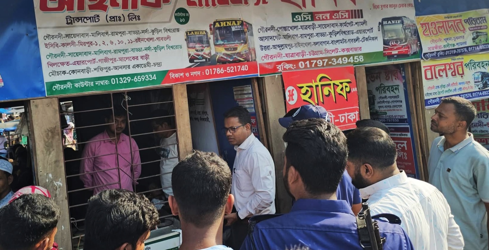 গৌরনদীতে গণপরিবহনের শৃঙ্খলা রক্ষা ও জ্বালানি মজুদদারি প্রতিরোধে অভিযান
