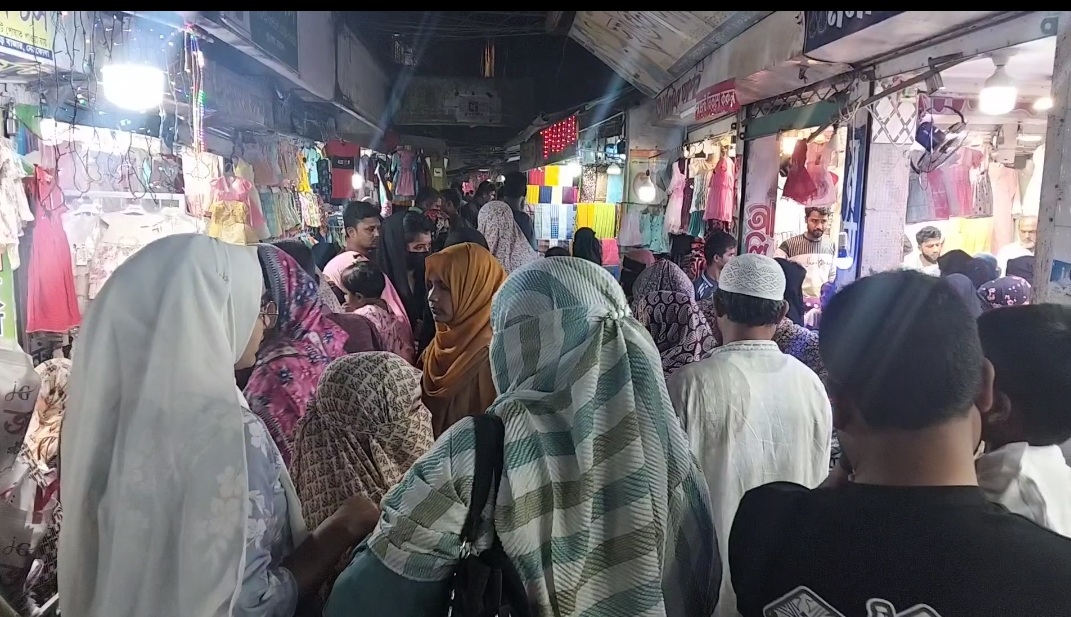নেত্রকোণায় ঈদ বাজারে জমজমাট কেনাকাটা, নিরাপত্তায় তৎপর পুলিশ