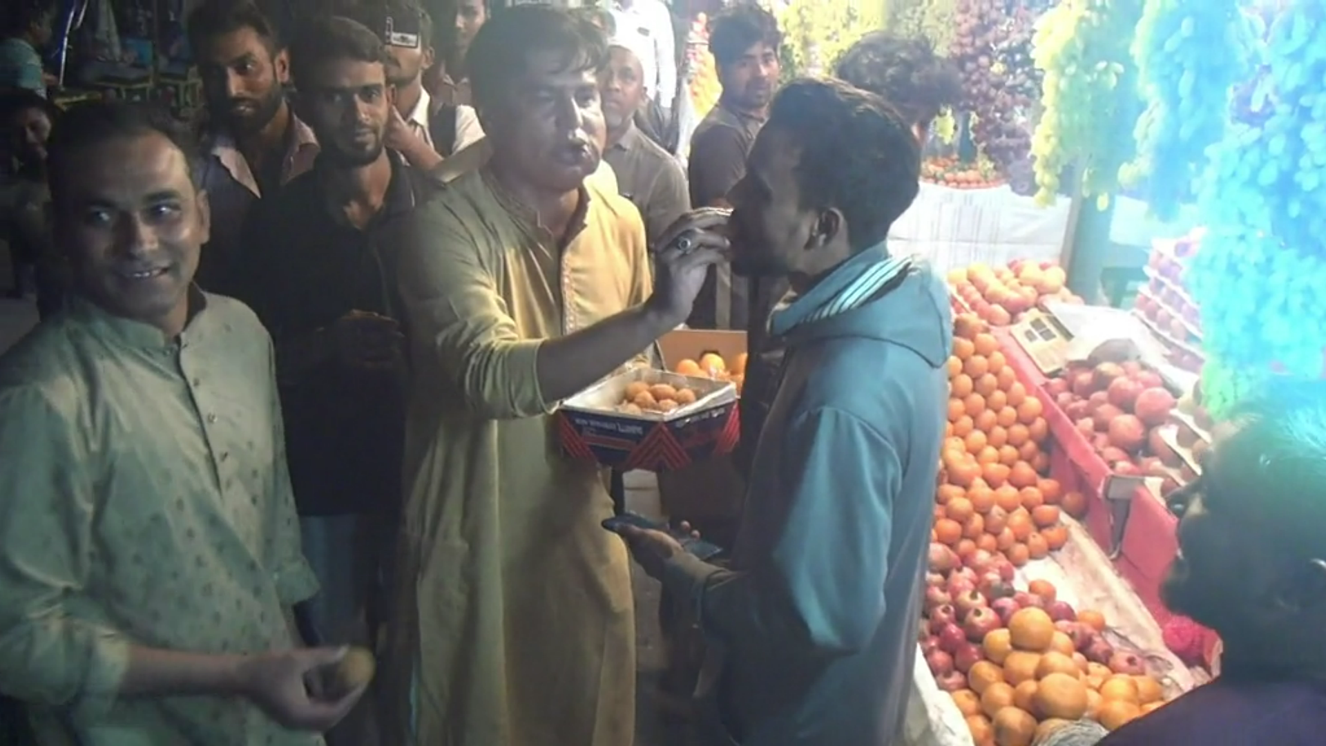 চার বারের এমপি ও সাবেক উপমন্ত্রী এ্যাডঃ এম রুহুল কুদ্দুস তালুকদার দুলুকে হুইপ করায় নাটোরে মিষ্টি বিতরণ