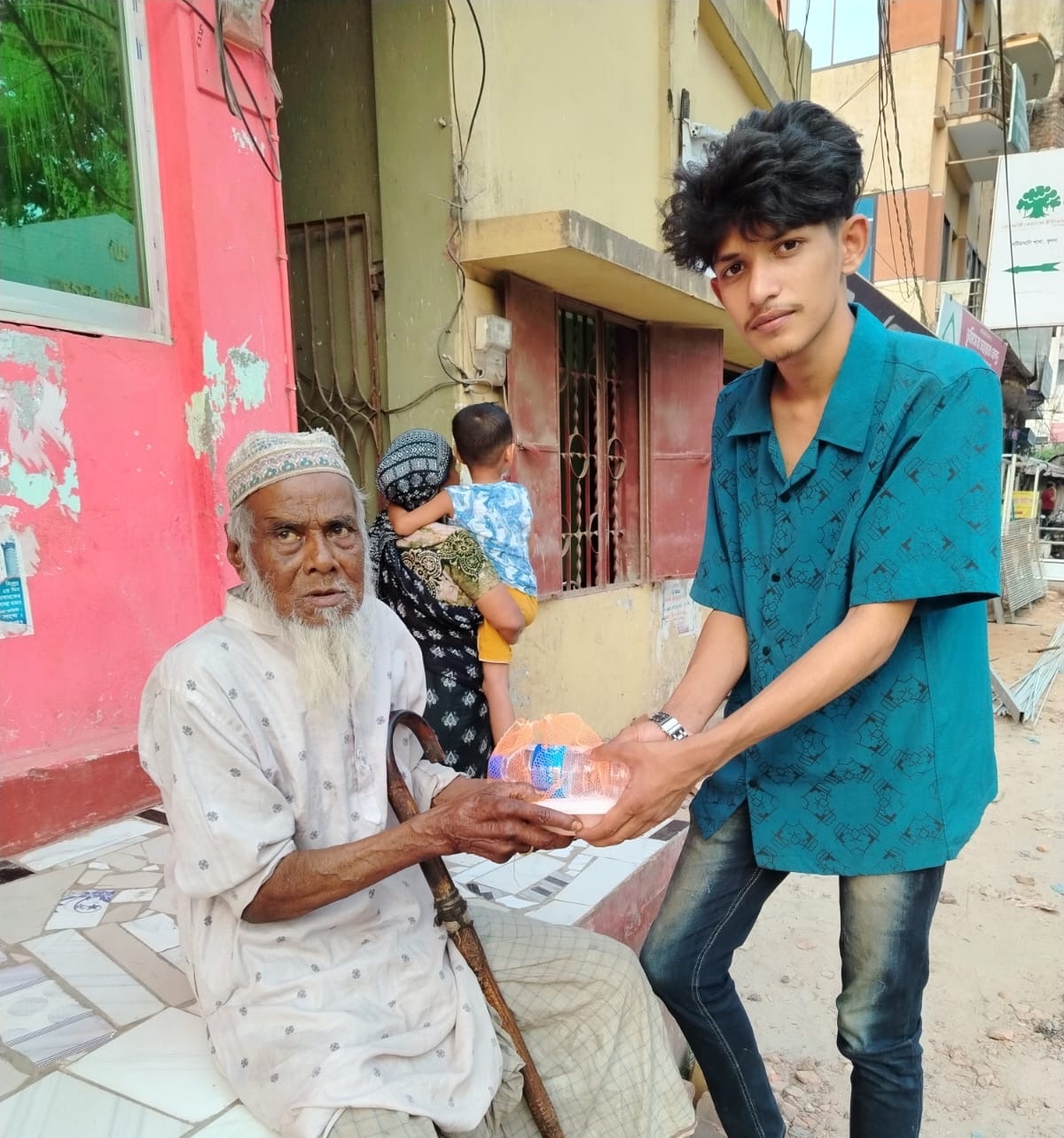 নবাবগঞ্জে গোপনে ইফতার বিতরণ,অভিযোগ নিষিদ্ধ সংগঠনের সাবেক নেতা বিরুদ্ধে