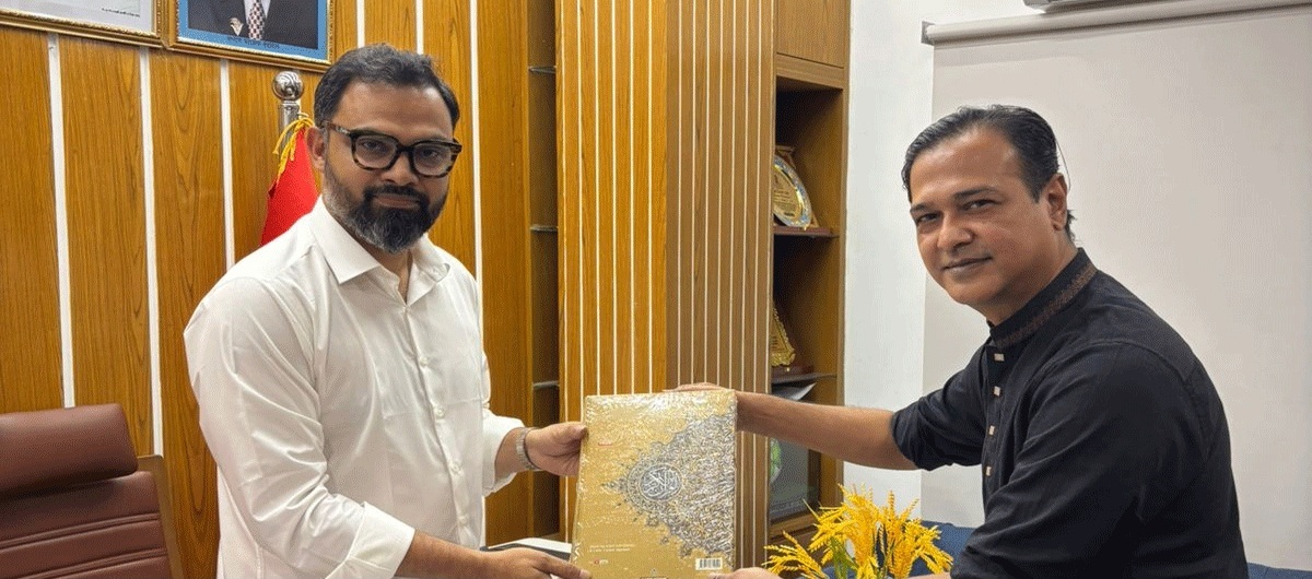 আসিফের কুরআন উপহার ক্রীড়া প্রতিমন্ত্রীকে