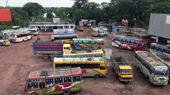ঝালকাঠি শ্রমিক ইউনিয়নের খামখেয়ালী সিদ্ধান্তে বাস চলাচল বন্ধ, চরম দুর্ভোগে যাত্রীরা