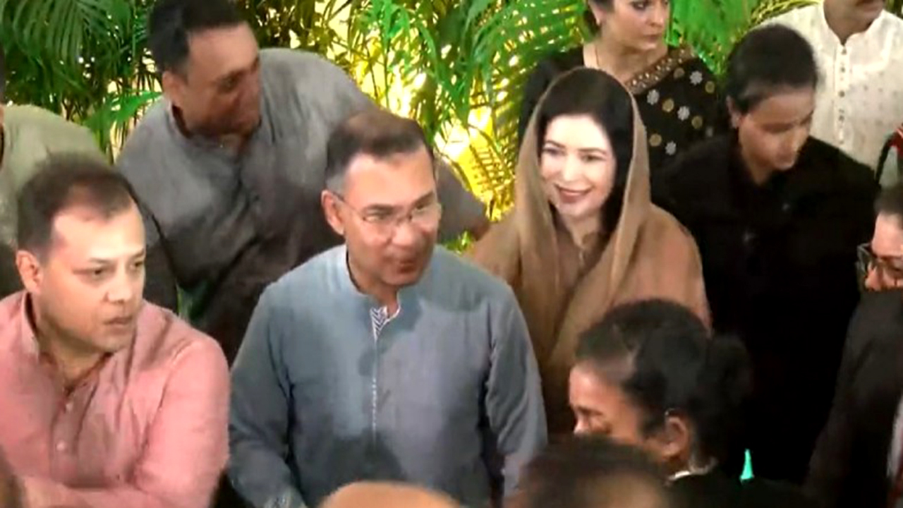 সর্বসাধারণের সঙ্গে ঈদের শুভেচ্ছা বিনিময় করছেন প্রধানমন্ত্রী