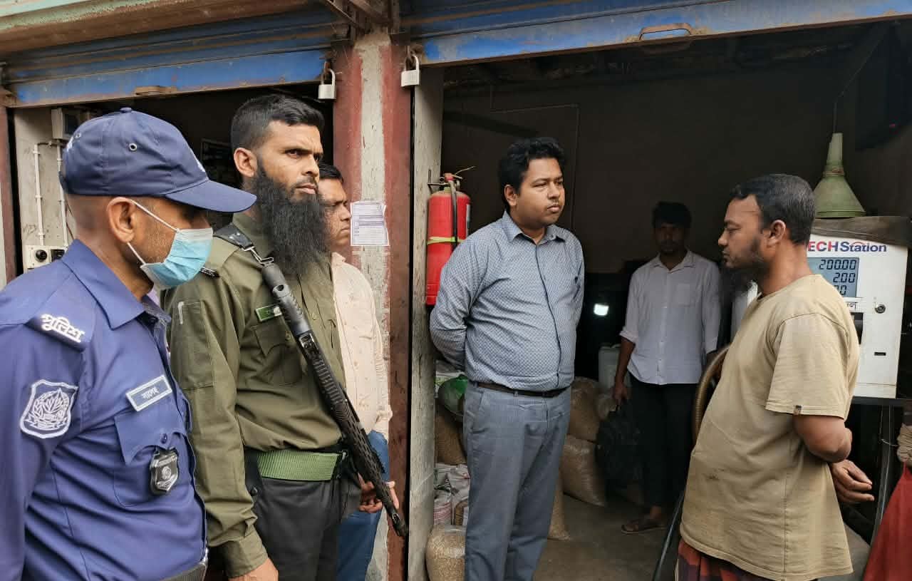 সিংড়ায় তেল মজুদ করে বেশি দামে বিক্রির অভিযোগে, ব্যবসায়ীকে জরিমানা