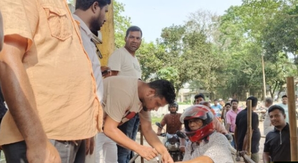 তারাগঞ্জ উপজেলায় ব্যতিক্রমী উদ্যোগ তেলের লাইনে ভোটের কালি