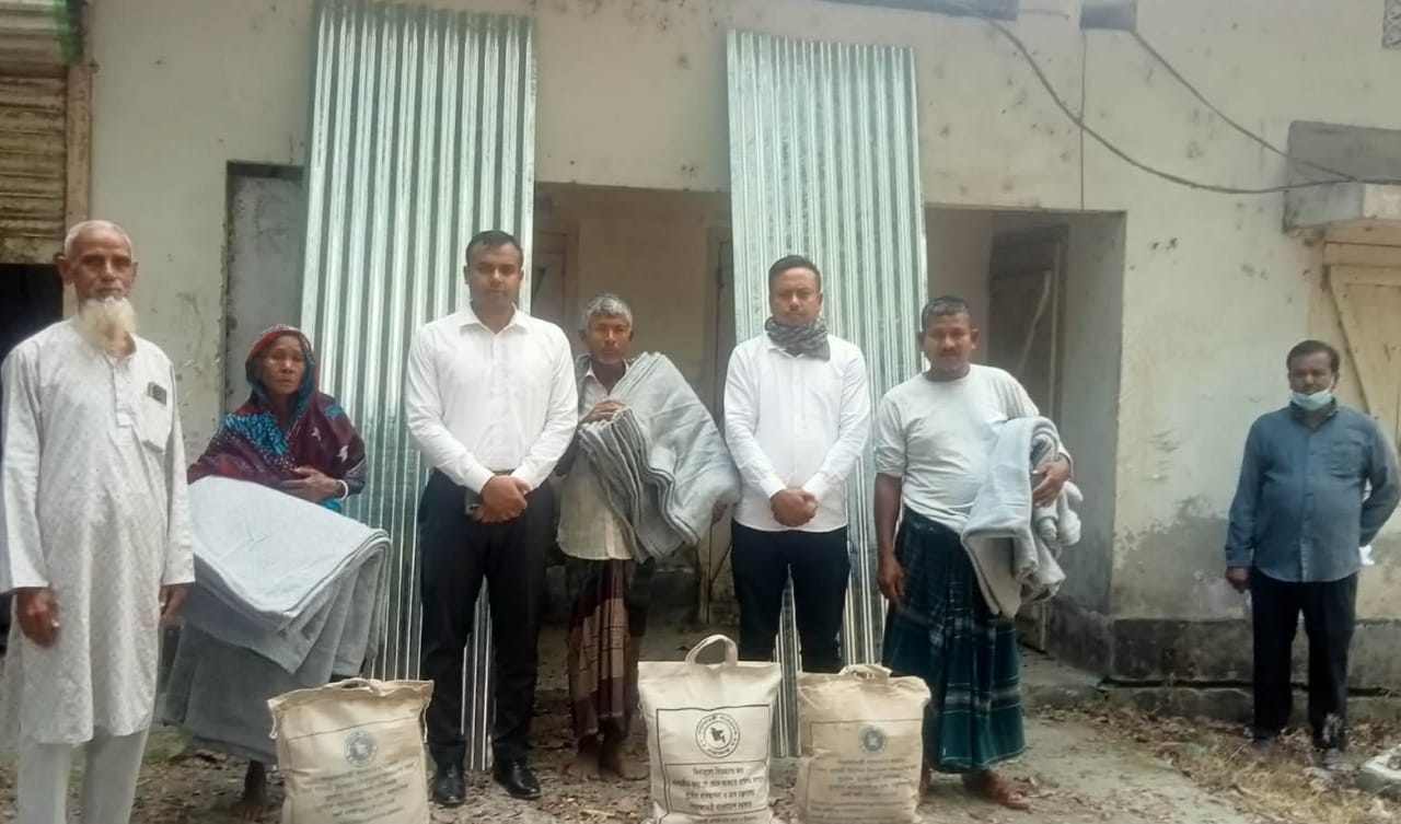 রংপুরের তারাগঞ্জে অগ্নিকাণ্ডে ক্ষতিগ্রস্তদের পাশে ইউএনও