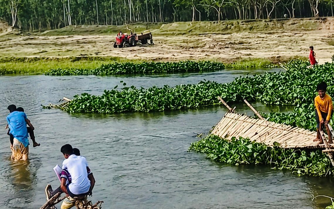 ব্রিজ না থাকায় জীবনের ঝুঁকি নিয়ে নদী পারাপার এসএসসি পরীক্ষার্থীদের চরম ভোগান্তি রংপুরের তারাগঞ্জে