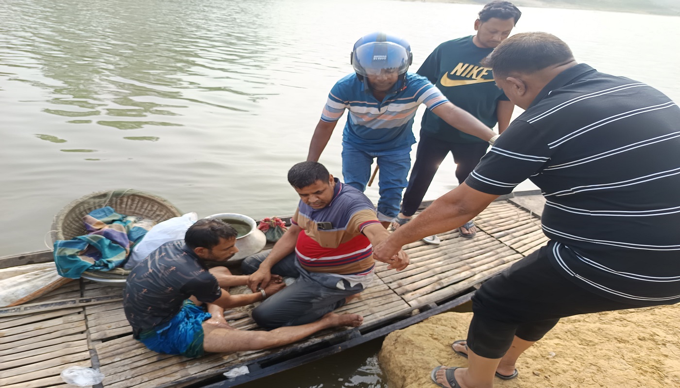 নাটকীয় অভিযানে গ্রেফতার আসামী