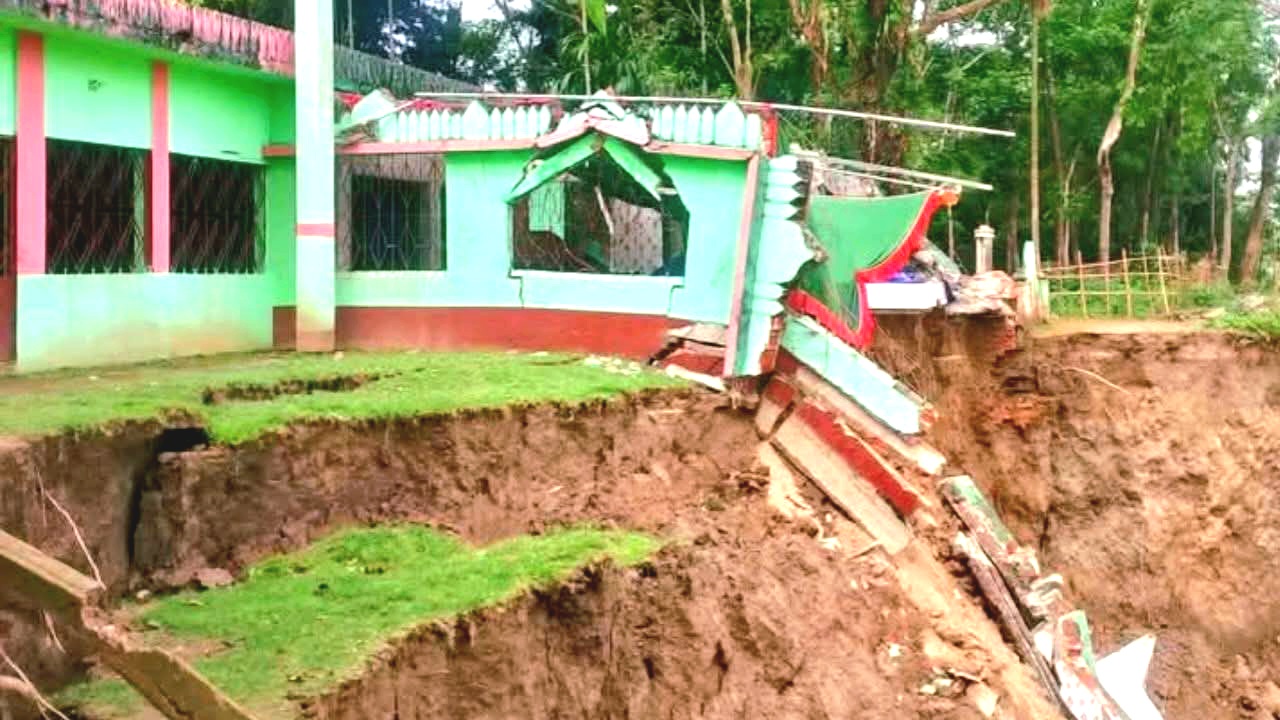 সিলেটে কুশিয়ারা নদীর ভাঙনে বিলীন হতে বসেছে ৫০০ বছরের ঐতিহ্য, হুমকিতে শাহ সৈয়দ শদাই (রহ.) মাজার