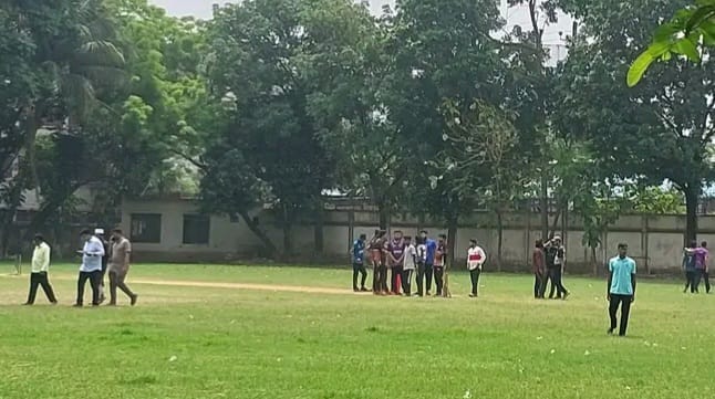 অনুমতি জটিলতায় প্রীতি ম্যাচ স্থগিত, ক্ষোভ আবাসিক শিক্ষার্থীদের